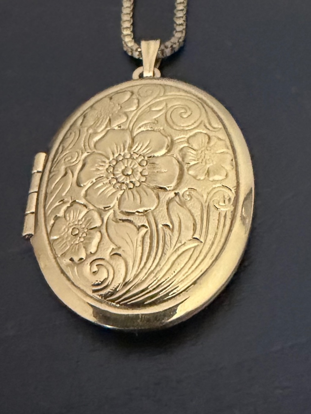 Gold-tone Oval Photo Locket Necklace Flower Floral Pattern